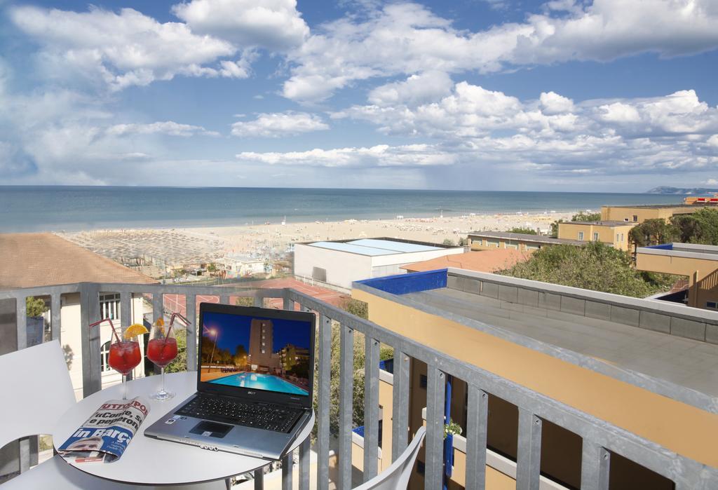 Hotel Jumbo Rimini Exteriör bild